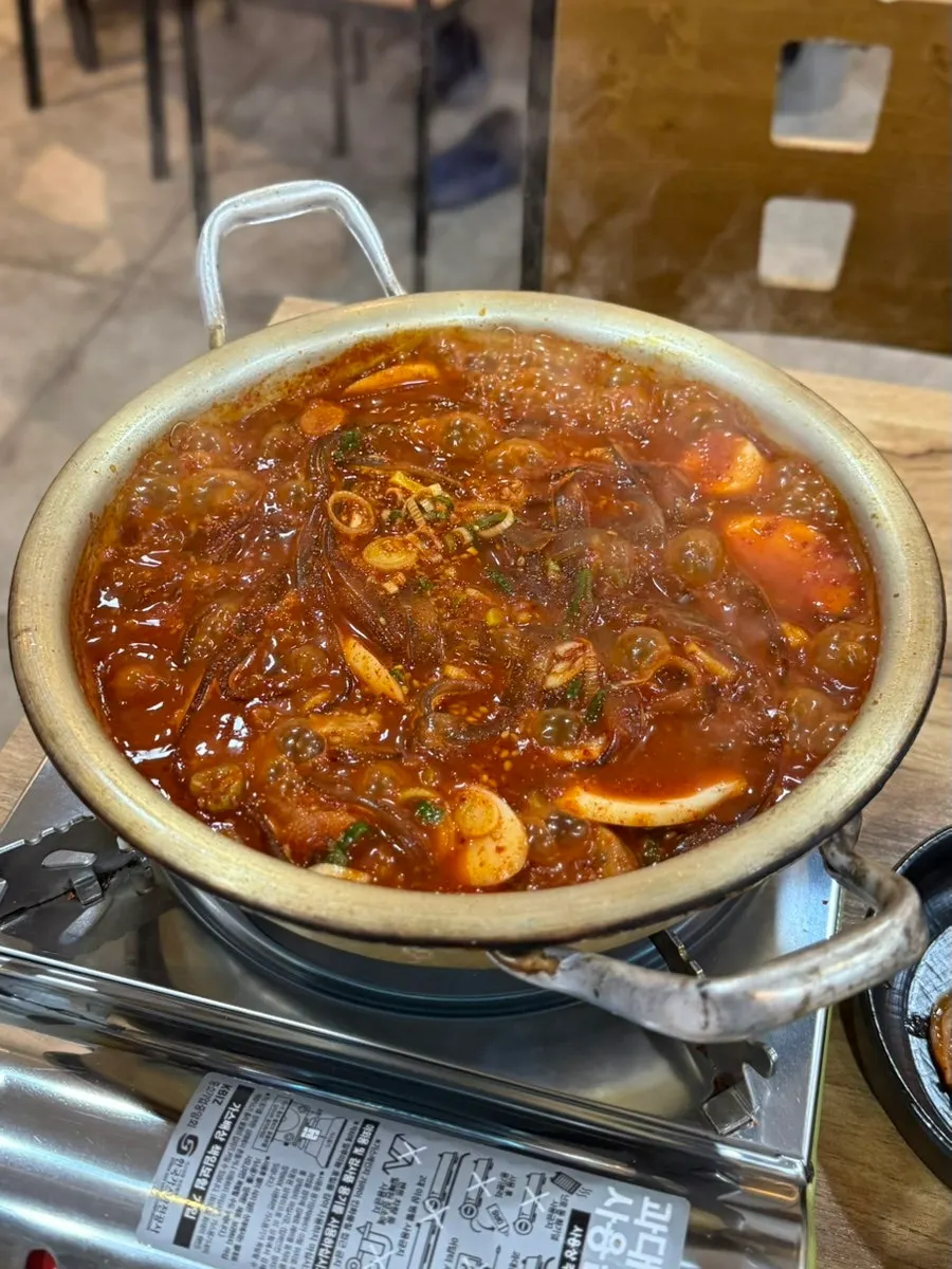 버너 위에서 끓고 있는 매운갈비찜 냄비