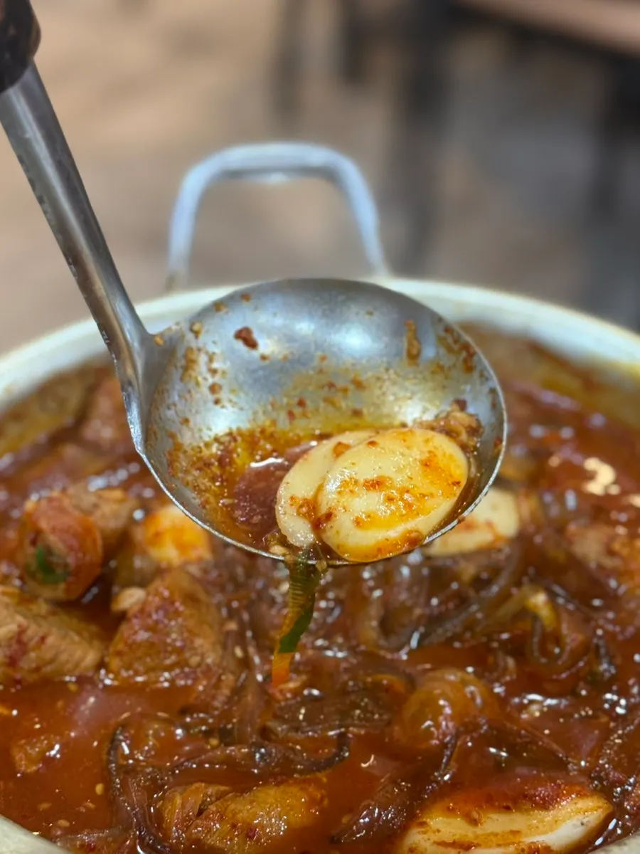 납작당면이 가득한 매운갈비찜