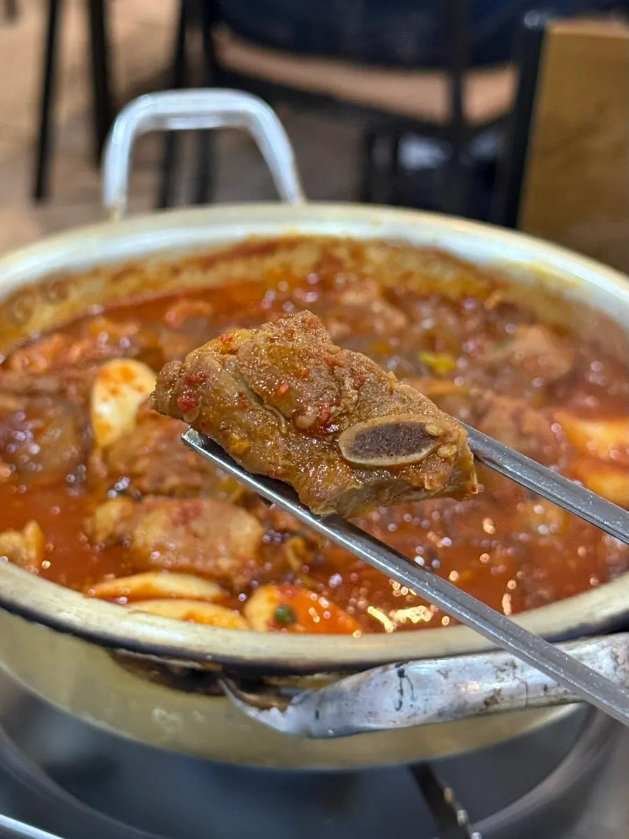 젓가락으로 집어 올린 부드러운 돼지갈비