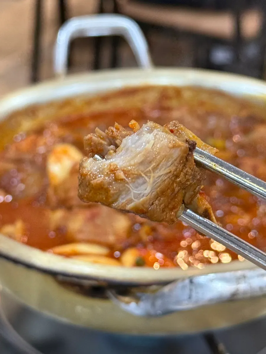 양념이 밴 돼지갈비찜 고기 한 점