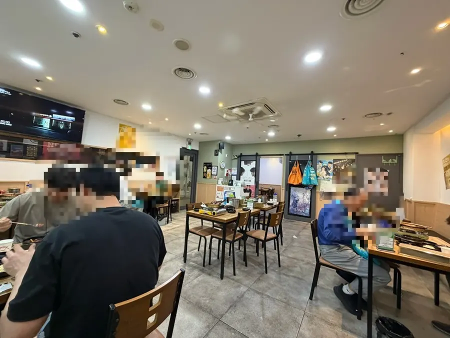 테이블이 많은 넓은 매장 내부