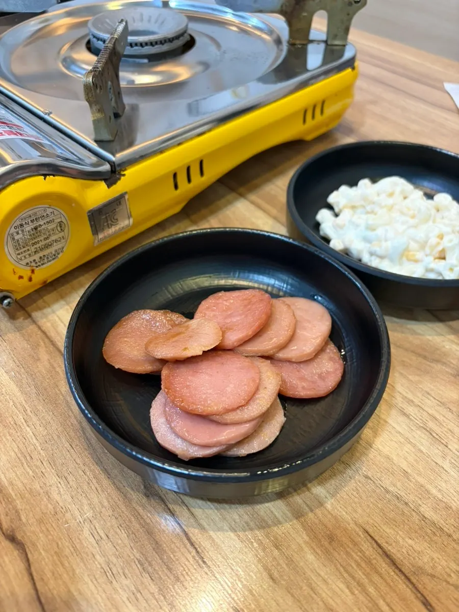 핑크소시지가 담긴 반찬 접시