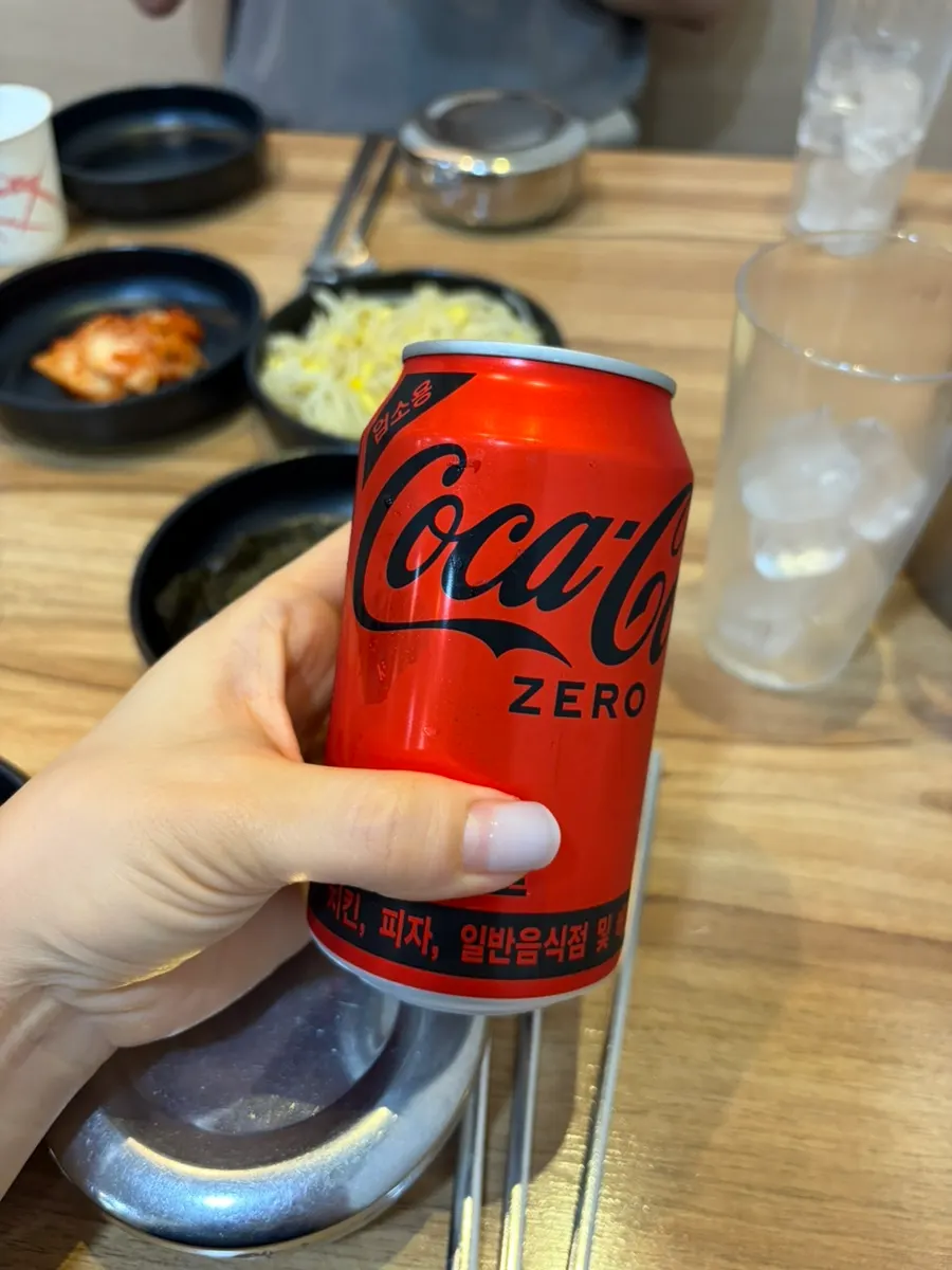 테이블에 올려둔 제로콜라