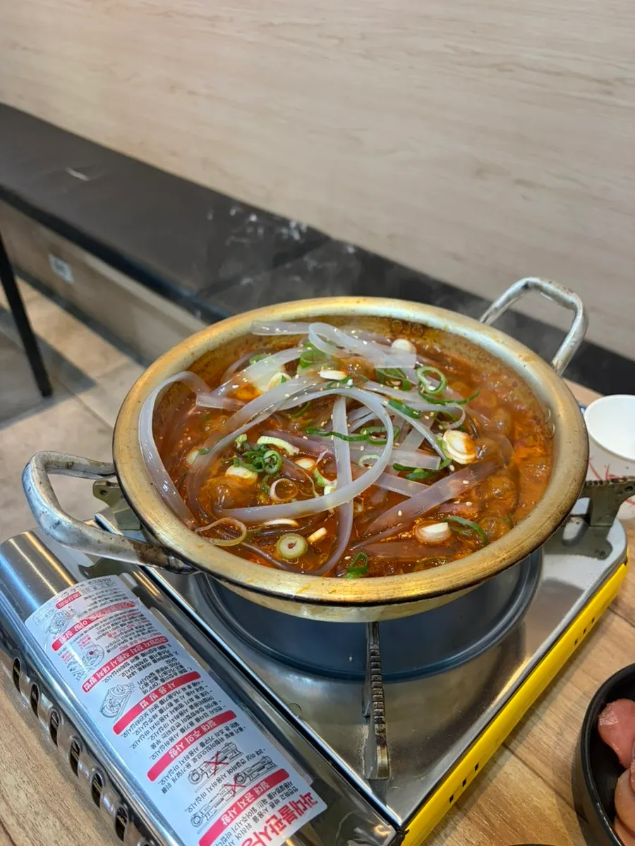 추가한 납작당면이 올라간 갈비찜