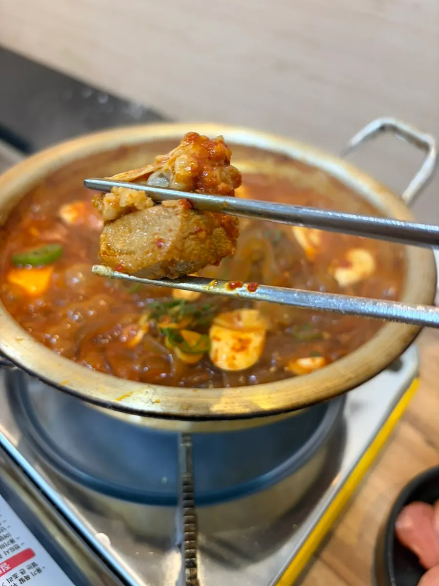 양념이 밴 돼지갈비 한 점