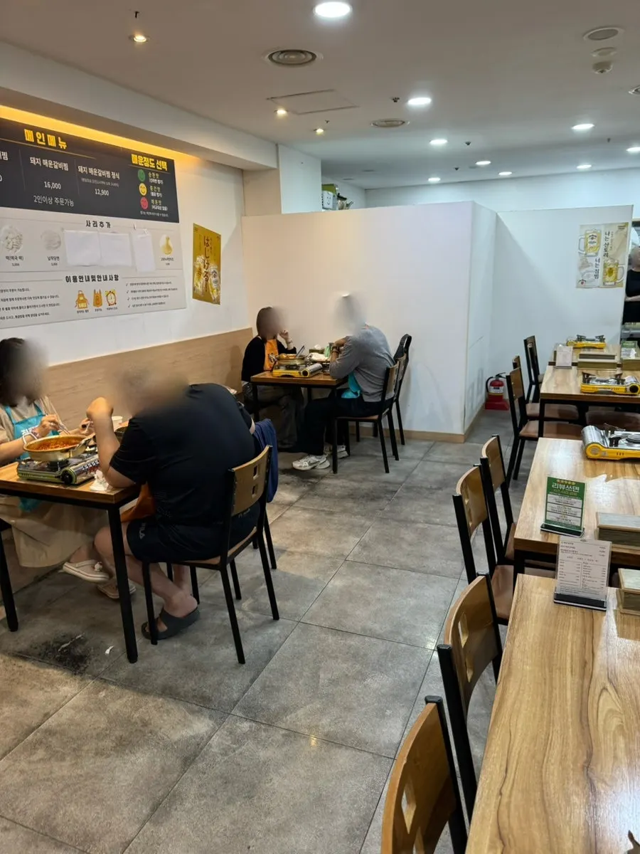 깔끔한 김청자매운갈비찜 서현역점 매장 내부