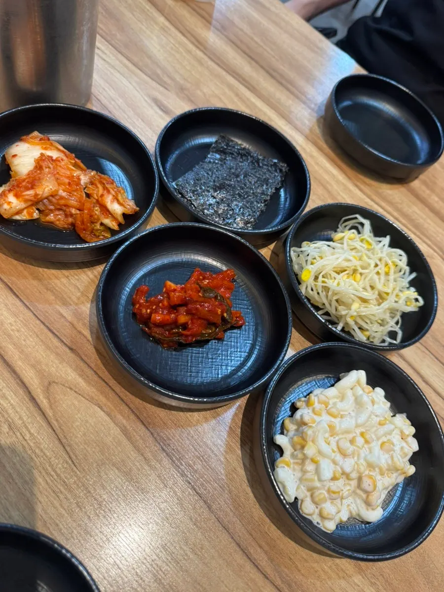 김치 콩나물 마카로니콘샐러드 기본 반찬 상차림