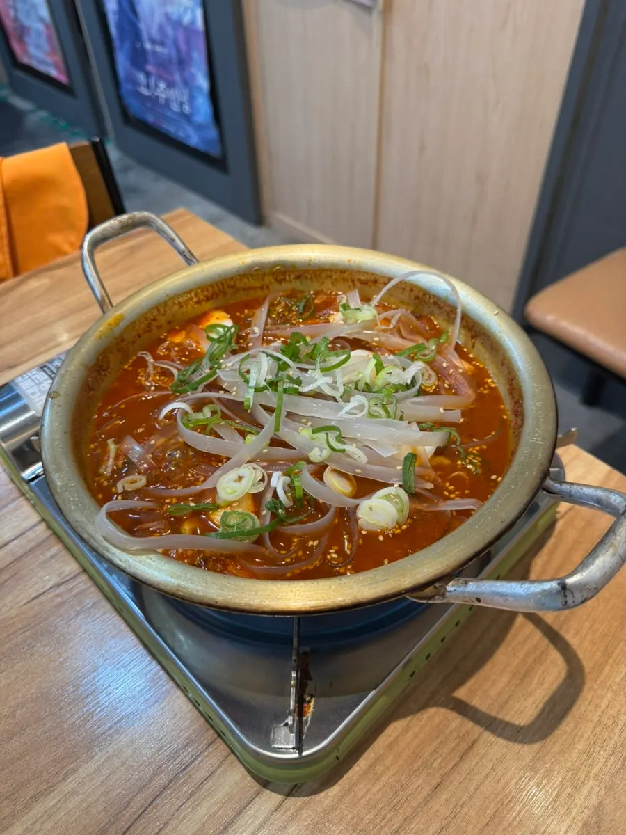 테이블에 올려진 조리 전 돼지매운갈비찜 냄비