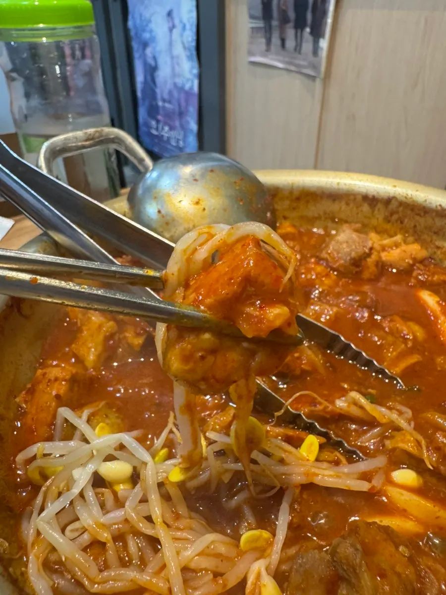 걸쭉한 양념 국물의 끓인 돼지매운갈비찜