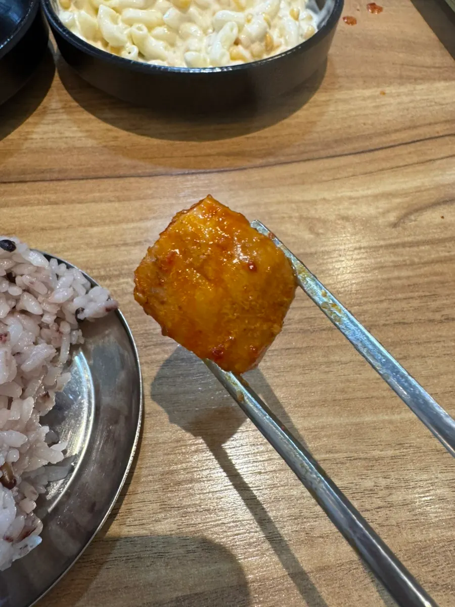 양념이 배어든 매운갈비찜 고기 클로즈업
