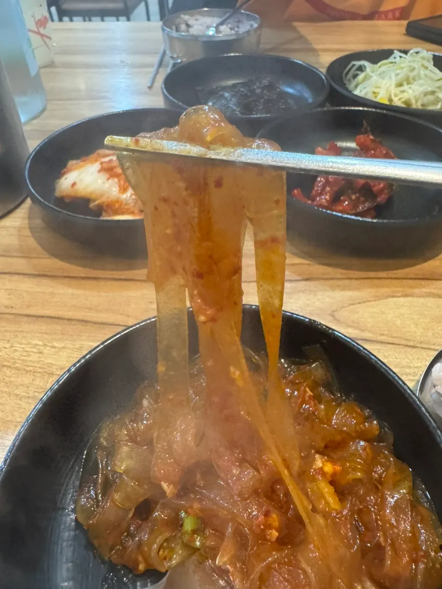 추가한 납작당면 사리를 건져 올린 모습