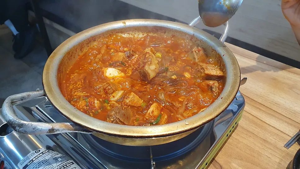 천지오피스텔 2층 김청자매운갈비찜 서현역점 입구
