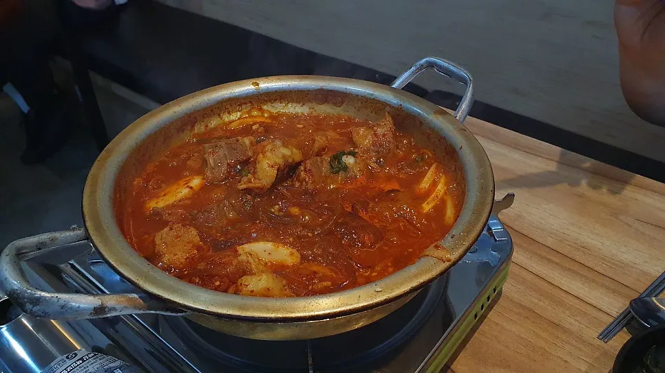 계란찜에 갈비찜 양념을 얹어 먹는 모습