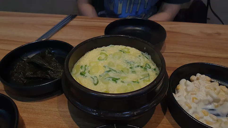 남은 소스에 김가루를 넣어 볶은 마무리 볶음밥
