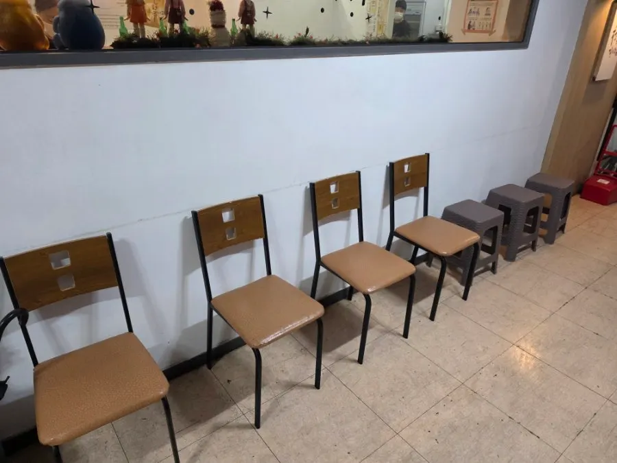 가게 앞에 길게 늘어선 웨이팅 좌석