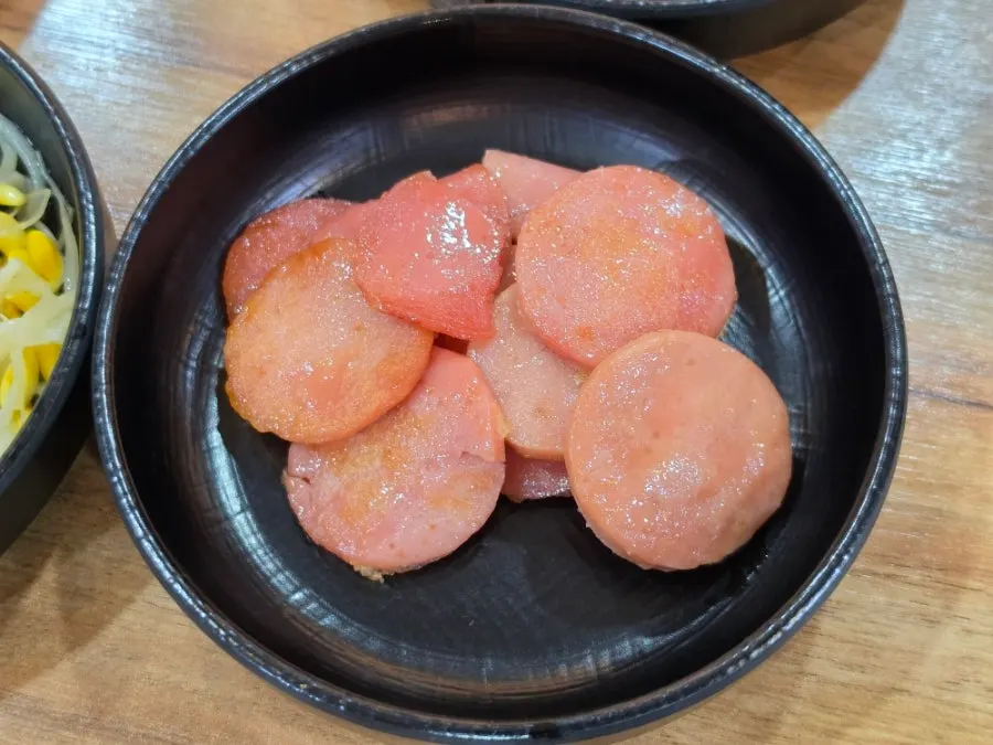 밑반찬으로 나온 분홍소시지