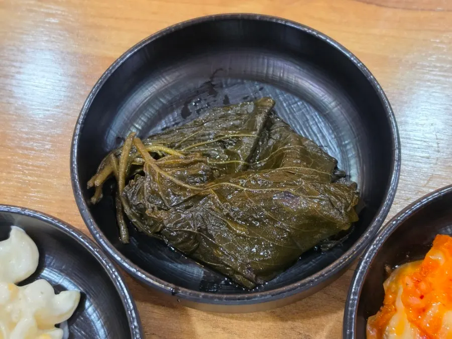 밑반찬 김치와 깻잎
