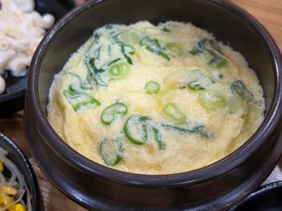 파를 넣은 따끈한 계란찜과 밥