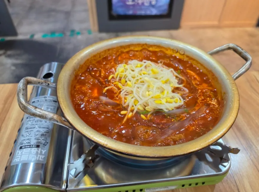 불에 올려 끓이는 돼지매운갈비찜 전골