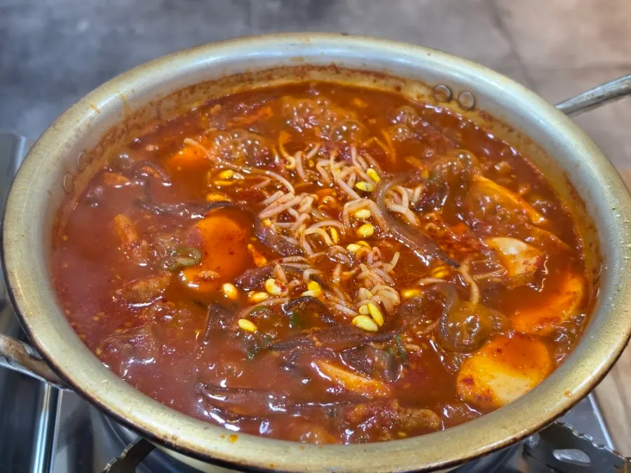 보글보글 끓는 돼지매운갈비찜