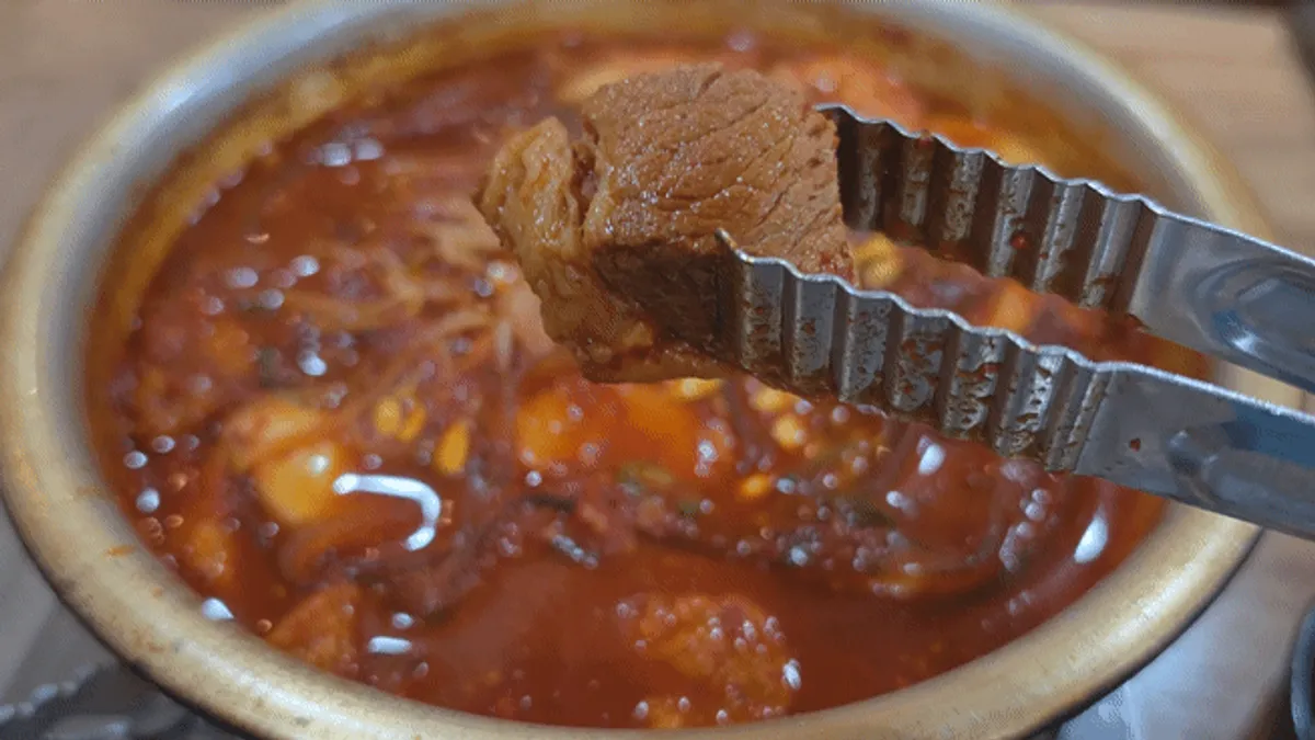 양념이 잘 밴 돼지갈비 살코기 클로즈업