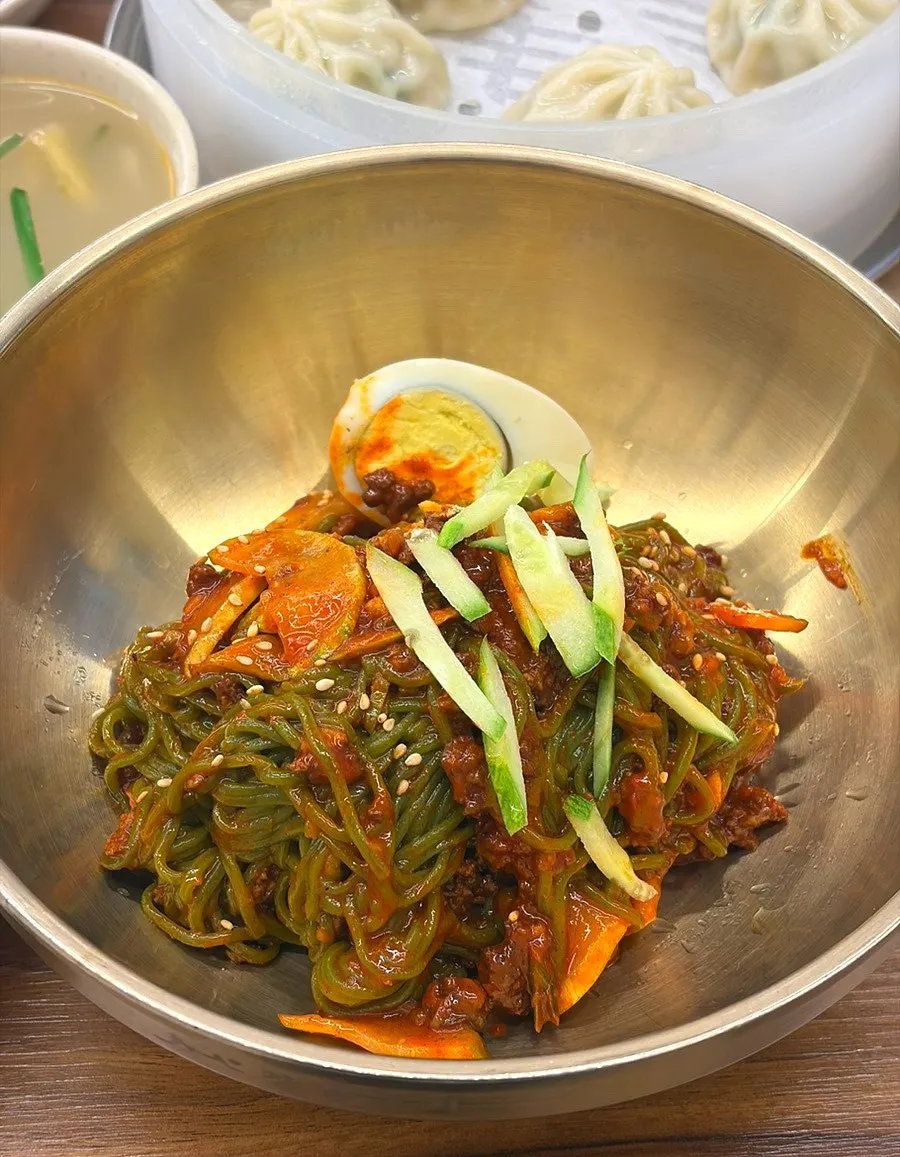비빔국수와 함께 나온 맑은 육수
