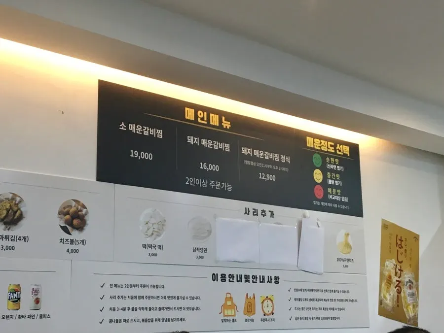 테이블 간격이 넉넉한 매장 좌석