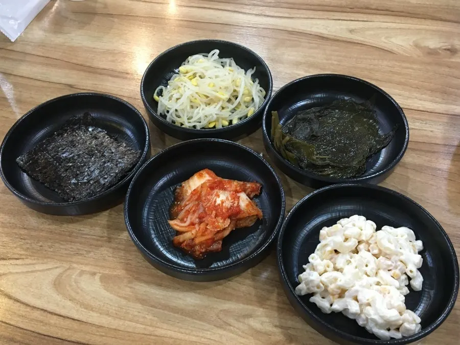 먼저 나온 계란찜과 밑반찬 한 상