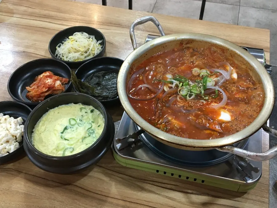 당면과 떡이 들어간 돼지 매운갈비찜 한 냄비