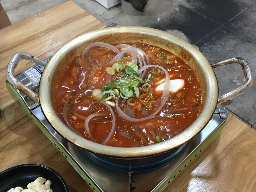 양념이 배어든 돼지갈비찜 고기 클로즈업
