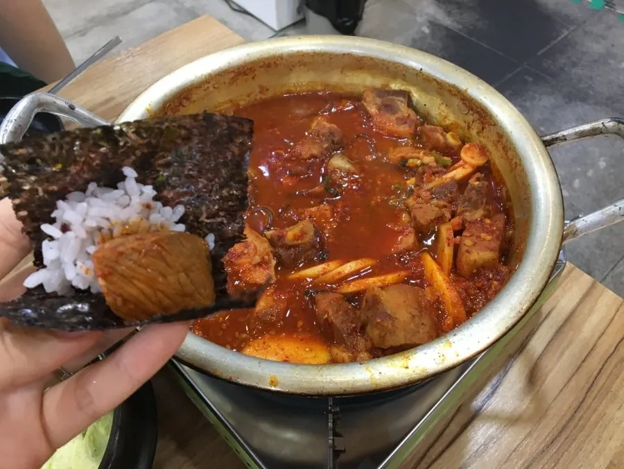 갈비찜 고기와 밥, 김이 함께 놓인 상차림