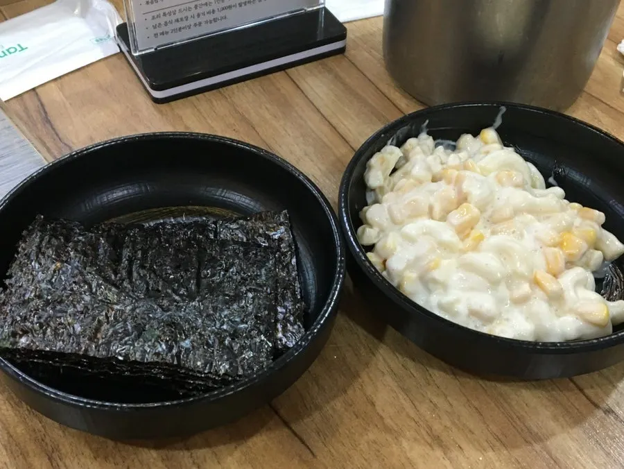 김에 올린 갈비찜 고기와 밥 한입