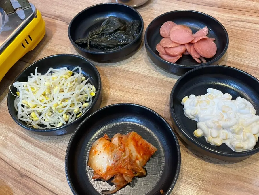 Side dishes served alongside the spicy galbijjim