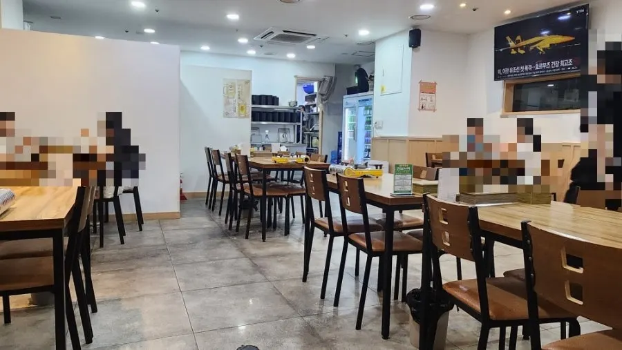 Quiet dining hall seating during early evening