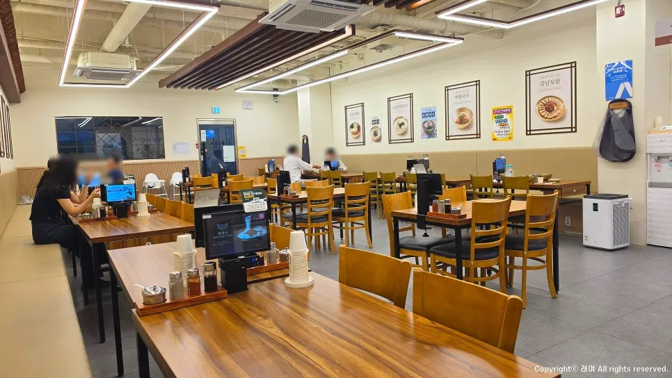 Clean, tidy seating area inside Gangnam Gyoja Bundang Seohyeon Branch