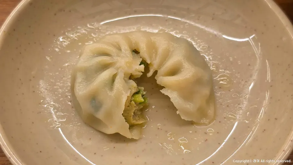 Sujebi and dumplings eaten for lunch near Seohyeon Station