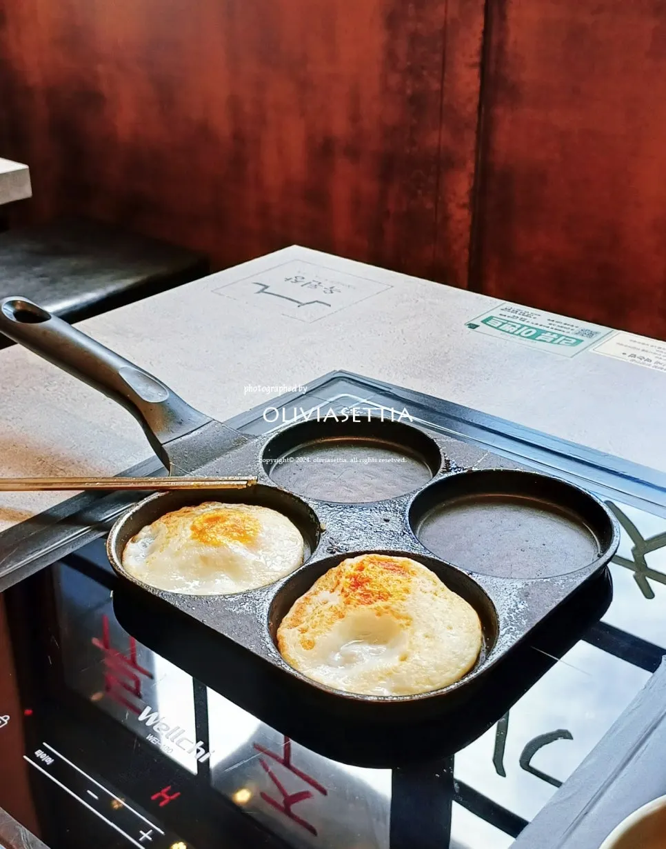 수저와 차가 세팅된 식사 자리