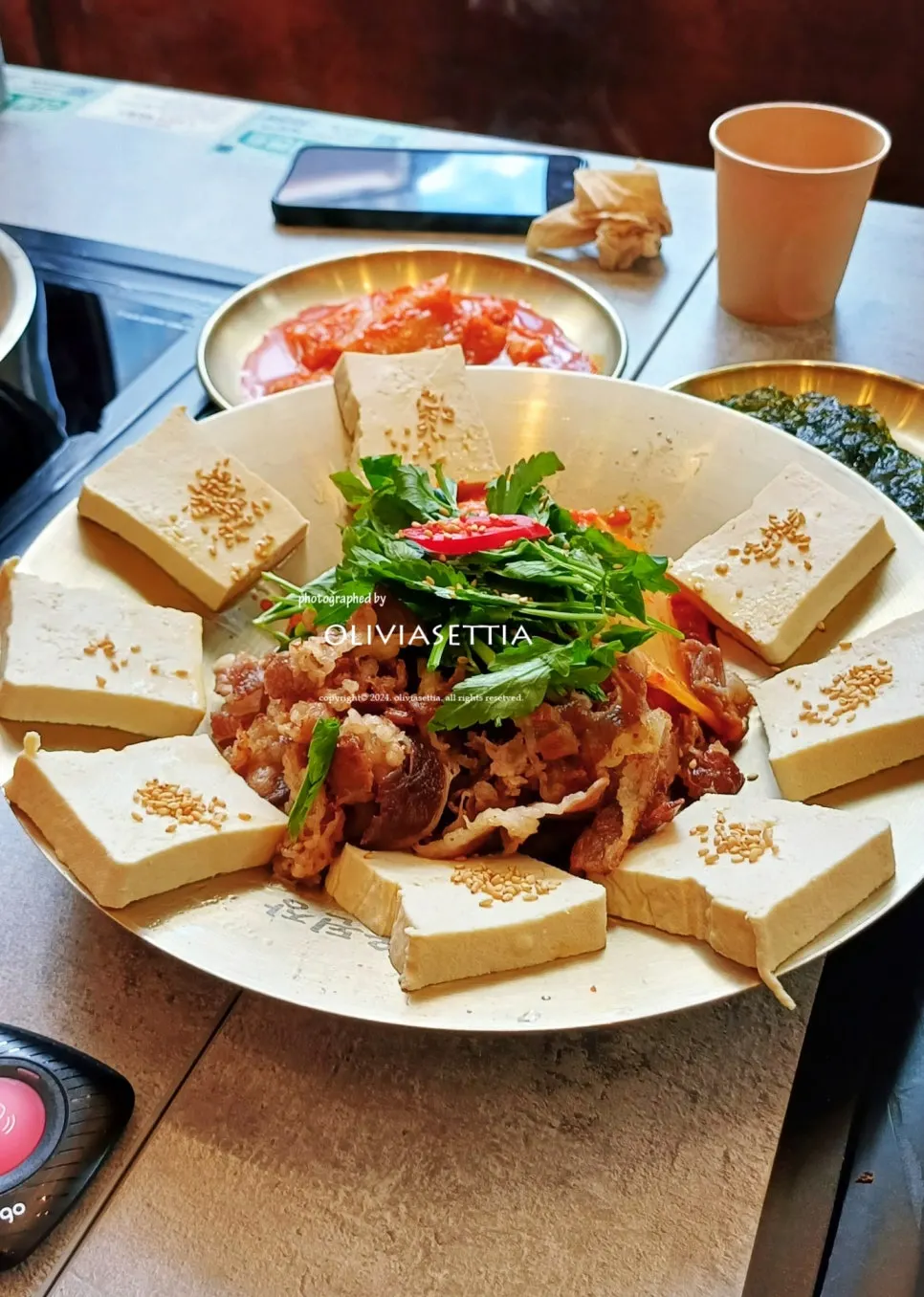 미나리를 올린 소고기 삼겹 두부김치