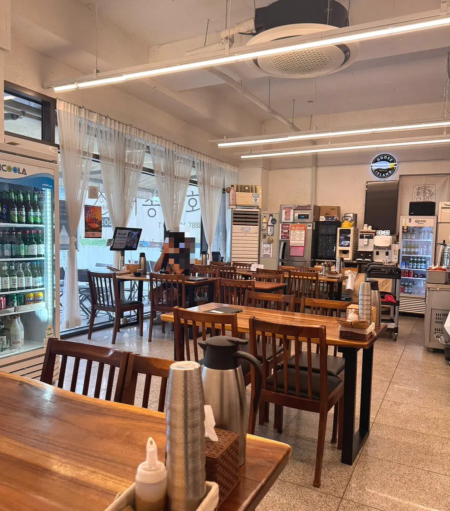 Clean interior of Jongjong Yukhoe