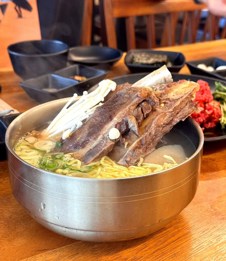 Galbitang table setting at Jongjong Yukhoe