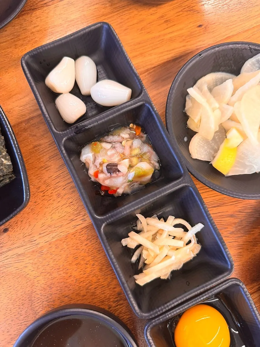 Neatly arranged side dishes at Jongjong Yukhoe