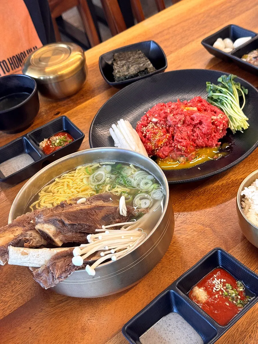 Table after a hearty meal at Jongjong Yukhoe