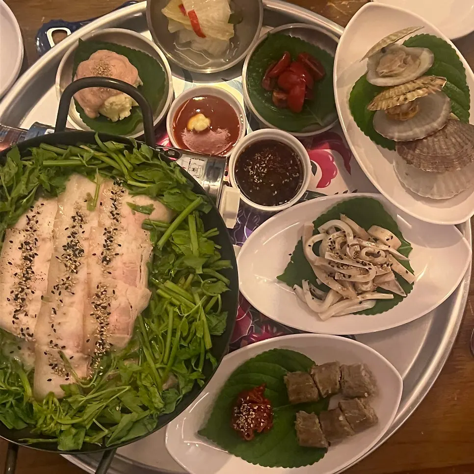 The full drinking set spread at Seo Jubang in Sokcho