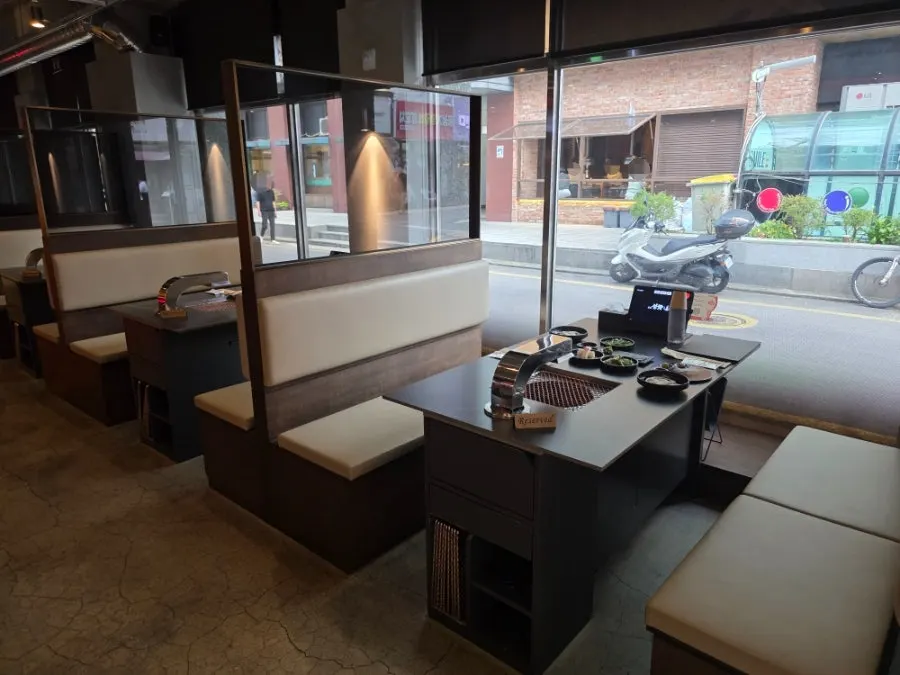 Window-side and table seating at Sutbul Seonghwa
