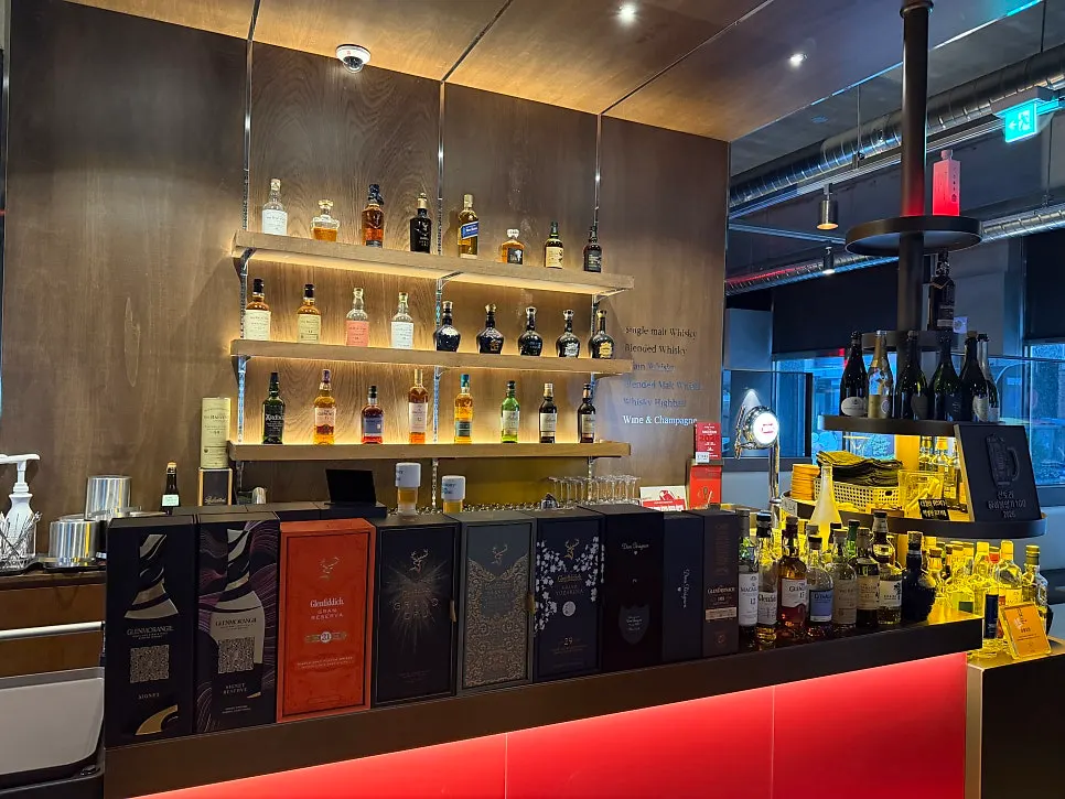 Four-person tables and calm interior atmosphere at Sutbul Seonghwa