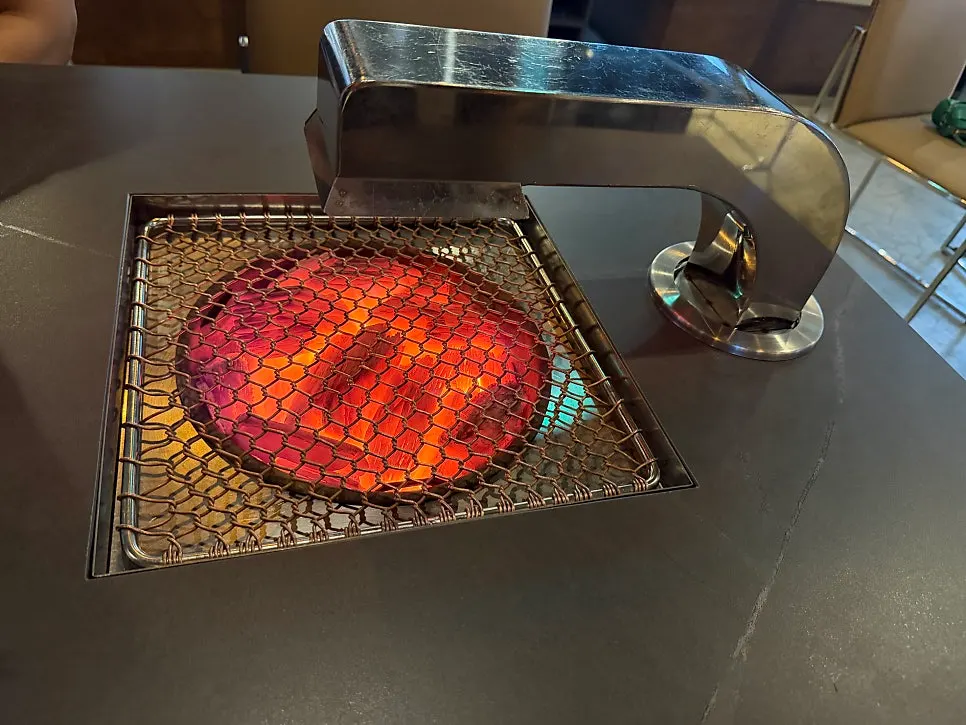 Direct-fire grill plate and charcoal at Sutbul Seonghwa