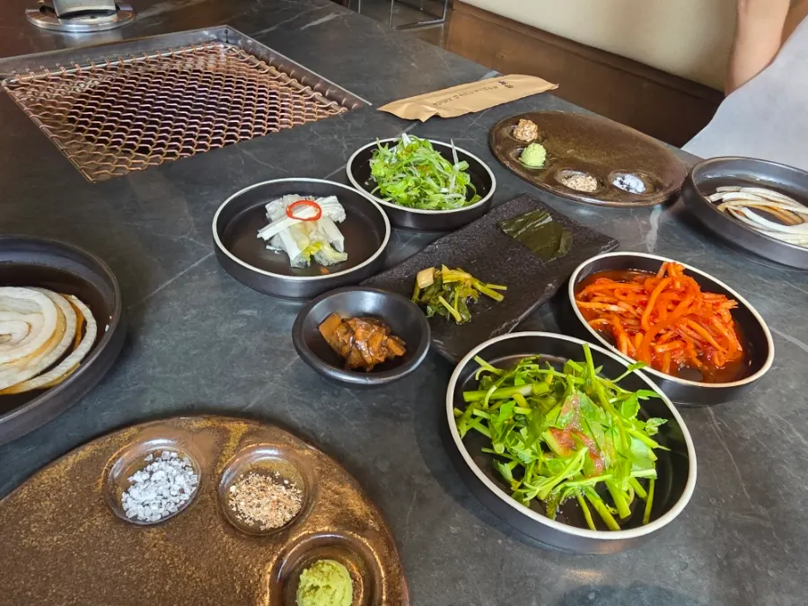 Side dishes at Sutbul Seonghwa including fresh vegetables and water dropwort