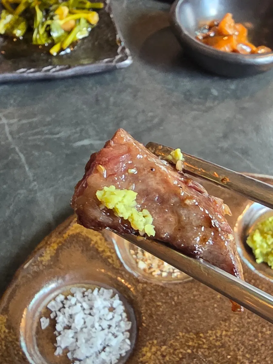 Seasoned wine-marinated short rib on the grill