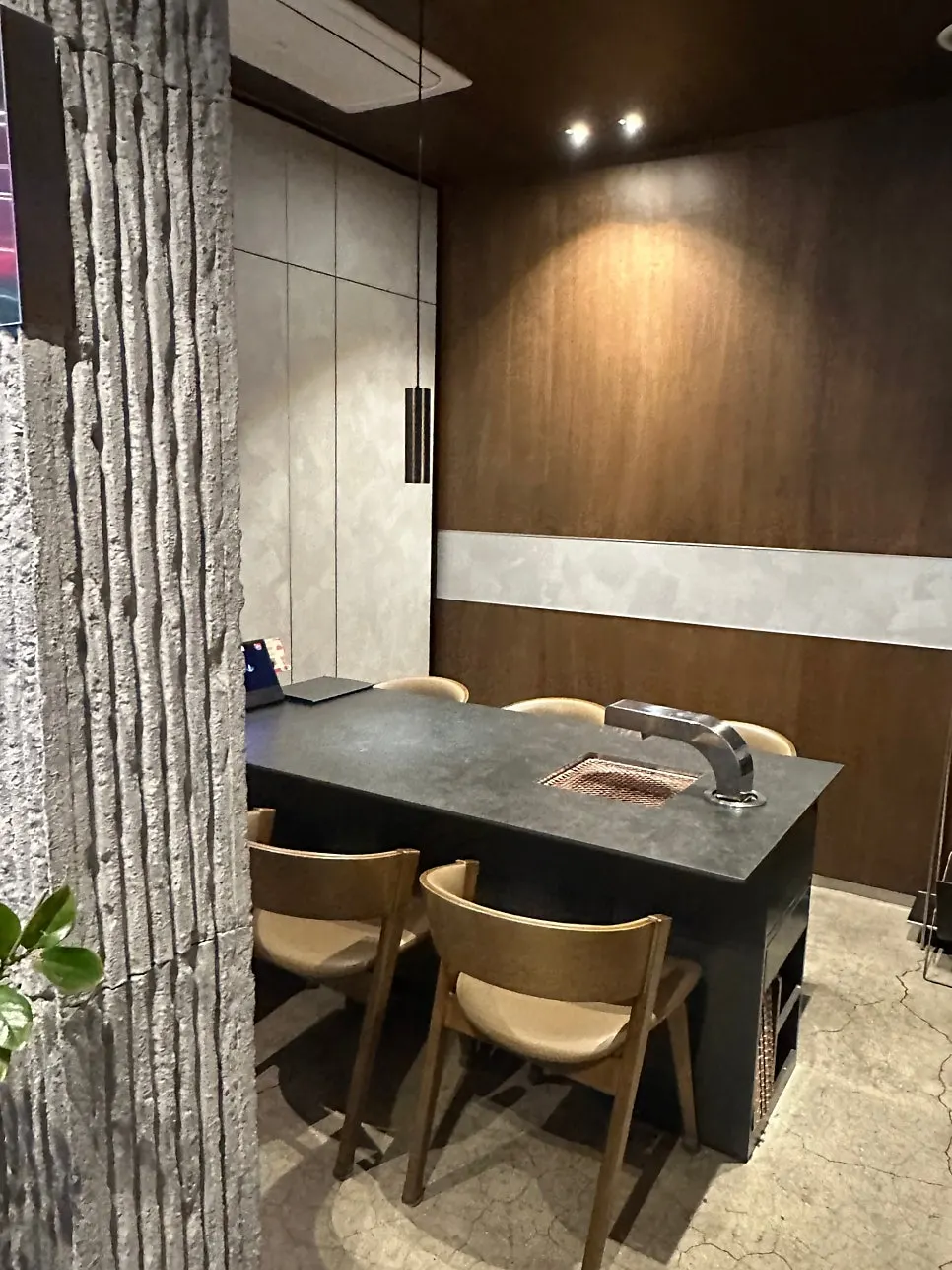 숯불성화 입구에 걸린 셰프 사인