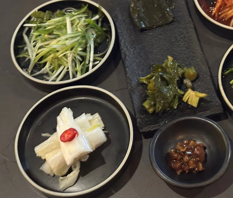 참나물과 무생채 밑반찬 접시